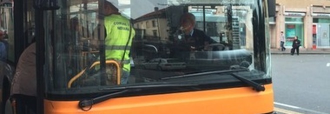 Travolto dal bus all'uscita da scuola, grave un 16enne. «È scivolato, incastrato sotto le ruote» VIDEO CHOC