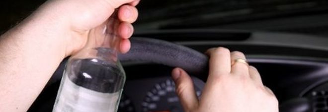 Tanto ubriaco da guidare con la testa fuori dal finestrino: neopatentato nei guai Tanto ubriaco da guidare con la testa fuori dal finestrino: neopatentato nei guai