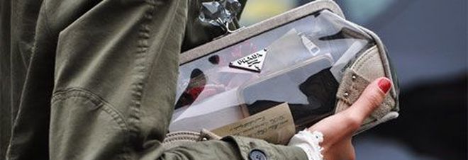 Borsa Fendi con borchie e decorazioni in plexi