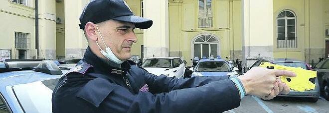 Taser, commercianti divisi a Salerno: «Sarà un utile deterrente»
