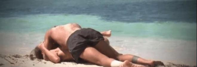 Notte d'amore e di passione tra Malena e Simone ma il modello fa... Notte d'amore e di passione tra Malena e Simone ma il modello fa...