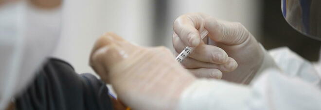 I vaccini sono efficaci «al 97% per prevenire i ricoveri in terapia intensiva»: lo studio olandese
