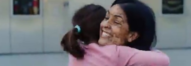 «Sono una madre e una rifugiata»: il video della Croce Rossa che commuove il web