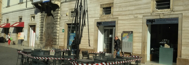 Bruciato tendone di un bar
Atto vandalico nella notte
in pieno centro storico
