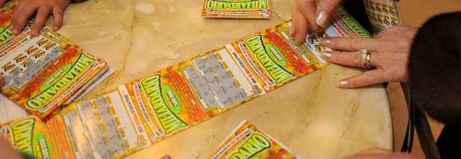 Gratta e vinci, donna sviene in tabaccheria: aveva vinto 5 milioni con un biglietto da 20 euro Gratta e vinci, donna sviene in tabaccheria: aveva vinto 5 milioni con un biglietto da 20 euro