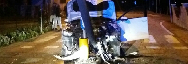Schianto violento: l'auto riesce a piegare il lampione della luce