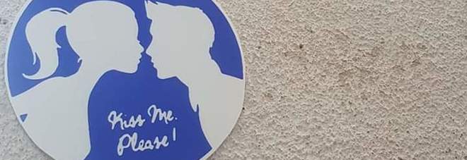 San Valentino, in strada spuntano i cartelli per gli innamorati: «Qui è obbligatorio baciarsi»