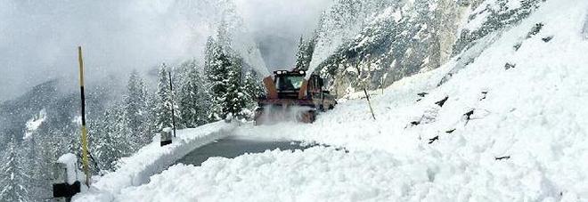 Slavina al passo Falzarego: strada chiusa, auto bloccate Slavina al passo Falzarego: strada chiusa, auto bloccate