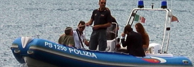 Ventenne si tuffa dal pedalò nel lago di Garda e non riemerge: disperso