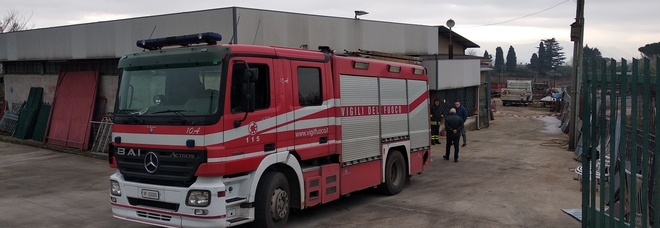 Incendio officina a Velletri, per 72 ore vigili del fuoco presidiano bombola acetilene Incendio officina a Velletri, per 72 ore vigili del fuoco presidiano bombola acetilene