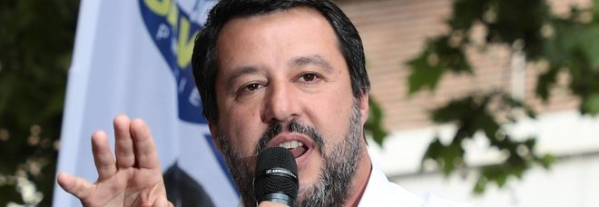 Scuola, Salvini: «Vorrei reintrodurre il grembiule» Scuola, Salvini: «Vorrei reintrodurre il grembiule»