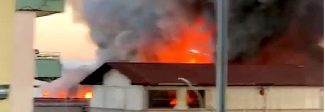 Fumo nero nella Terra dei Fuochi: altra fabbrica in fiamme, è allarme ambientale