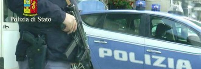 Roma, armati di accetta in un negozio prendono donna in ostaggio e aggrediscono la polizia: un ferito