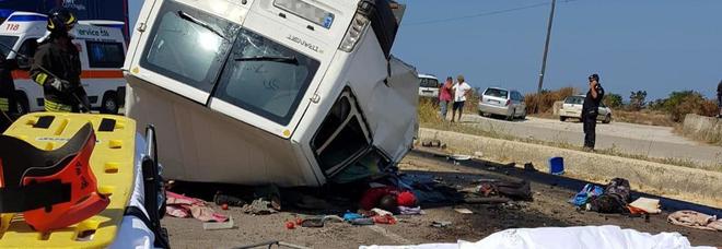 Foggia, strage infinita sull'asfalto: 12 braccianti morti nello scontro tra furgone e tir Foggia, strage infinita sull'asfalto: 12 braccianti morti nello scontro tra furgone e tir