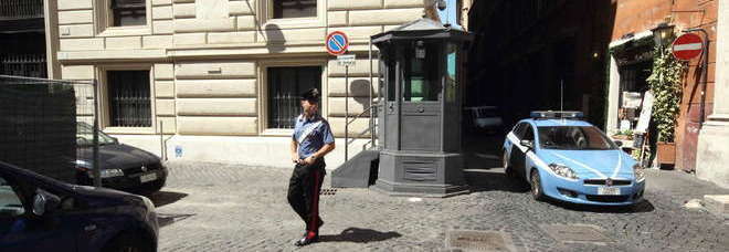 Camera, rapina in banca da 15mila euro Un arresto: lavora a Montecitorio Preso alle poste mentre versava bottino
