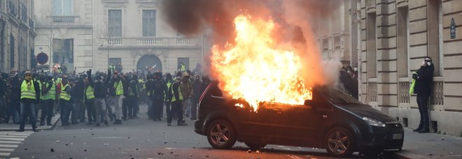 Gilet gialli, "assalto" a Macron: scontri a Parigi, 724 fermati