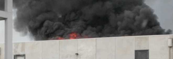 Incendio in ditta smaltimento rifiuti Il sindaco: non uscite di casa