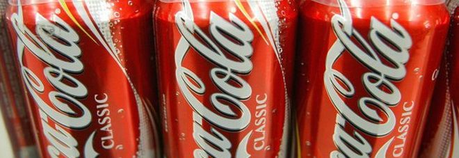Verme nella lattina di Coca Cola, ragazzina di 12 anni ricoverata in ospedale Verme nella lattina di Coca Cola, ragazzina di 12 anni ricoverata in ospedale