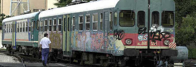 Inseguimento di due graffitari lungo i binari: agente cade e si ferisce Inseguimento di due graffitari lungo i binari: agente cade e si ferisce