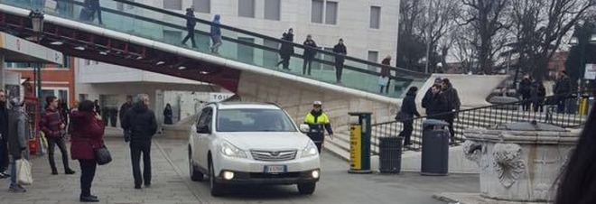 Con l'auto a Venezia, in isolamento ​in ospedale: si teme abbia un virus Con l'auto a Venezia, in isolamento ​in ospedale: si teme abbia un virus