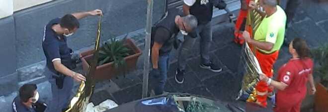 Saluta la figlia di 15 anni e si lancia nel vuoto dalla finestra: morta mamma 47enne