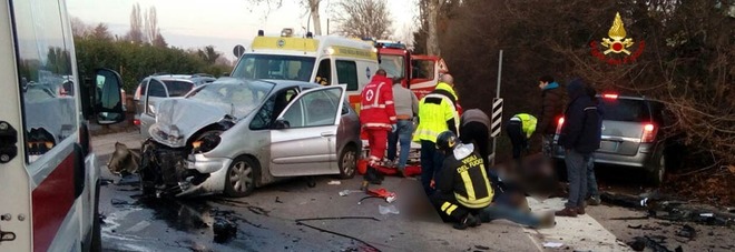 Scontro tra due auto: sette feriti ​in ospedale. Traffico in tilt