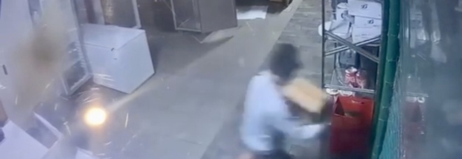 Il ladro in azione nella pasticceria Dolcemascolo ripreso dalle telecamere