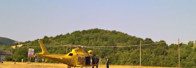 La motocicletta sbanda
e finisce fuori strada:
gravi padre e figlia