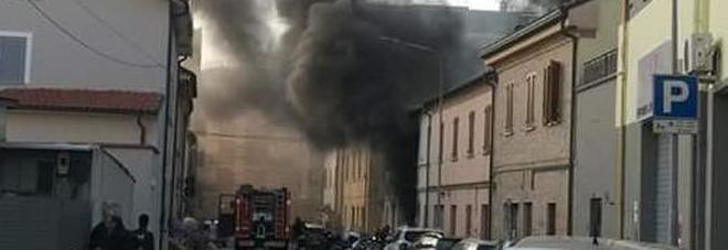 Incendio nell'officina:
il meccanico di scooter
scappa nel cortile e si salva