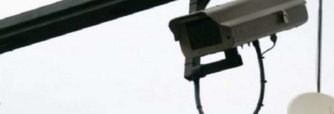 Invade la corsia opposta, investe un ciclista e scappa: caccia al pirata Invade la corsia opposta, investe un ciclista e scappa: caccia al pirata