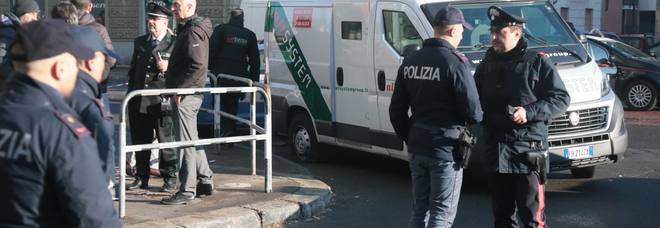 Rapina a portavalori, rubano la pistola a guardia giurata e sparano alle gambe. «Bottino da 50mila euro» Rapina a portavalori, rubano la pistola a guardia giurata e sparano alle gambe. «Bottino da 50mila euro»
