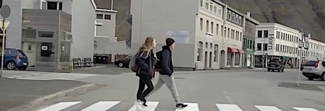 Strisce pedonali in 3d, i pedoni "galleggiano" in aria: il video è virale Guarda