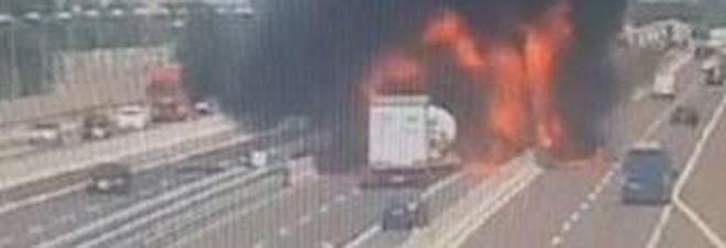 Esplosione Bologna, la dinamica dell'incidente: l'autocisterna tampona e scoppia Esplosione Bologna, la dinamica dell'incidente: l'autocisterna tampona e scoppia