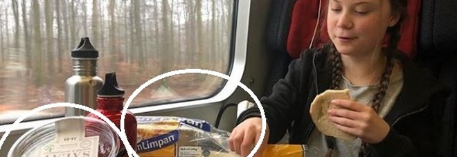 Greta Thunberg, critiche per la sua foto in treno: il pranzo Greta Thunberg, critiche per la sua foto in treno: il pranzo