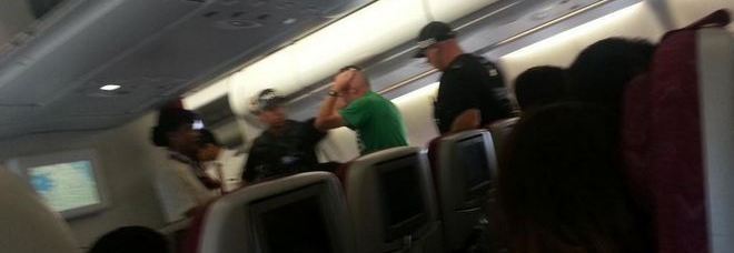 Volo con pacco sospetto a bordo scortato all'aeroporto di Manchester: uomo arrestato per falso allarme bomba
