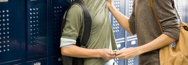 «Bullismo su studente 15enne autistico nella chat di classe» «Bullismo su studente 15enne autistico nella chat di classe»