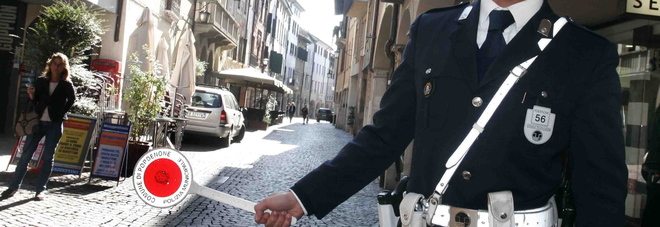 Truffa antimulte, beccato furbetto con targa straniera: auto sequestrata e 3650 euro di sanzione Truffa antimulte, beccato furbetto con targa straniera: auto sequestrata e 3650 euro di sanzione
