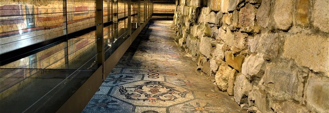 Lo splendore dell'Aula teodoriana sotto il campanile di Aquileia
