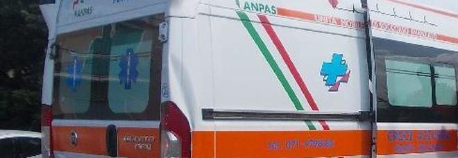 Schianto frontale contro
un'auto: ciclista portato
d'urgenza a Torrette