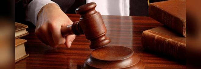 Mamma perde la custodia dei figli perché lavora troppo
