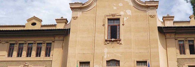 Scuola Roma, liceo Mamiani: «Cortili invasi dall'erba». Pronti i servizi online Scuola Roma, liceo Mamiani: «Cortili invasi dall'erba». Pronti i servizi online