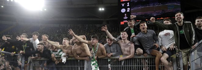 Lazio, 12 ultras arrestati: cercavano il contatto con i tifosi del Celtic. Ferito un poliziotto