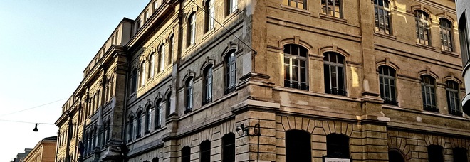 Scuola Roma, liceo Tasso. Torna agibile il chiostro ma mancano i monitor interattivi Scuola Roma, liceo Tasso. Torna agibile il chiostro ma mancano i monitor interattivi