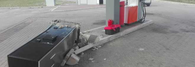 Chiudono la strada
e assaltano il distributore
colonnine sradicate