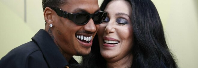 Cher e il nuovo fidanzato Alexander Edwards (di 40 anni più giovane): bacio e debutto alla sfilata di Versace