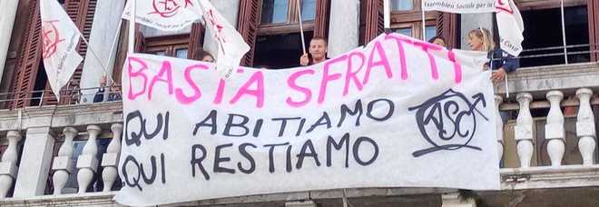 Sfratti a Venezia, gruppo di giovani occupa la sala del Consiglio comunale Sfratti a Venezia, gruppo di giovani occupa la sala del Consiglio comunale