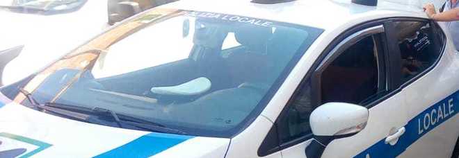 Ragazzi cantano
nell'auto coi finestrini
aperti: il vigile li multa