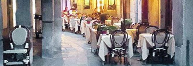 Tavolini e sedie di bar e ristoranti invadono le calli e i turisti protestano Tavolini e sedie di bar e ristoranti invadono le calli e i turisti protestano