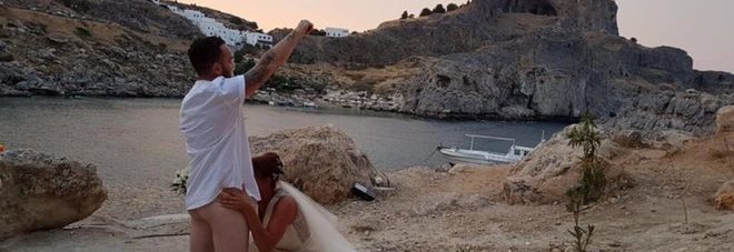 Sesso orale nella foto delle nozze: un nuovo caso, ma questa volta finisce malissimo Sesso orale nella foto delle nozze: un nuovo caso, ma questa volta finisce malissimo