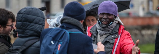 Firenze, sit-in dei senegalesi per l'ambulante ucciso. Il sindaco Nardella spintonato e insultato Firenze, sit-in dei senegalesi per l'ambulante ucciso. Il sindaco Nardella spintonato e insultato